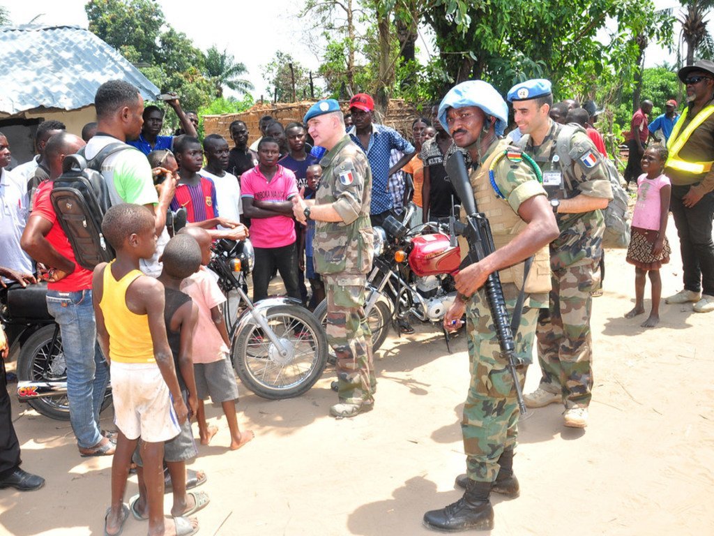 Le général Bernard Commins (au centre), Commandant adjoint de la force de la MONUSCO, à Yumbi, dans l'ouest de la RDC, où des affrontements meurtriers ont eu lieu en décembre.