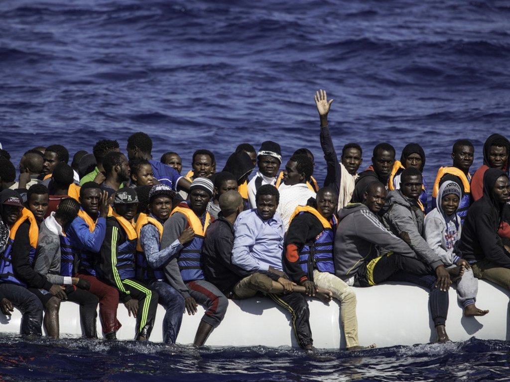 Sur cette photo d'archives, des réfugiés et migrants africains attendent d'être secourus par un navire au large de la Libye.
