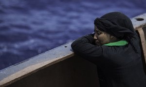 लीबिया में बचाव दल द्वारा जान बचाए जाने के बाद रोती हुई एक महिला. 