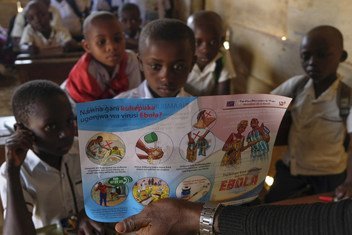 Un grupo de escolares en Beni, República Democrática del Congo, aprende cómo protegerse del ébola. 
