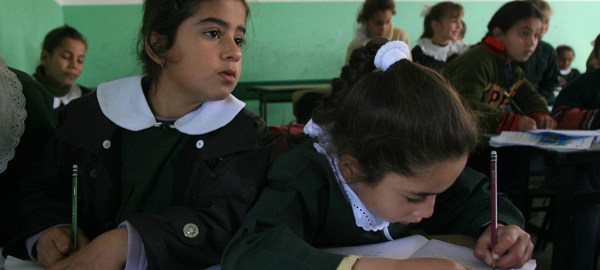 دختران در حین درس در مدرسه عمر بن الخطاب در شهر بیت لاهیه در شمال نوار غزه روی میز مشترک کار می کنند.  (فایل)