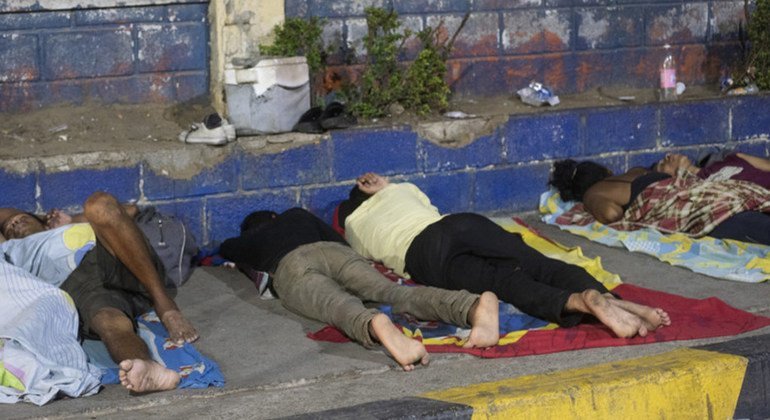 Refugiados y migrantes venezolanos duermen en la estación de autobús de Maicao, Colombia. Es muy inseguro y están expuestos a robos, asaltos y violaciones. Septiembre 2018