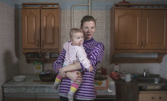Olena at her apartment near the contact line with seven-month-old Yelyzavet, in the conflict area in Eastern Ukraine. © UNHCR/Anastasia Vlasova