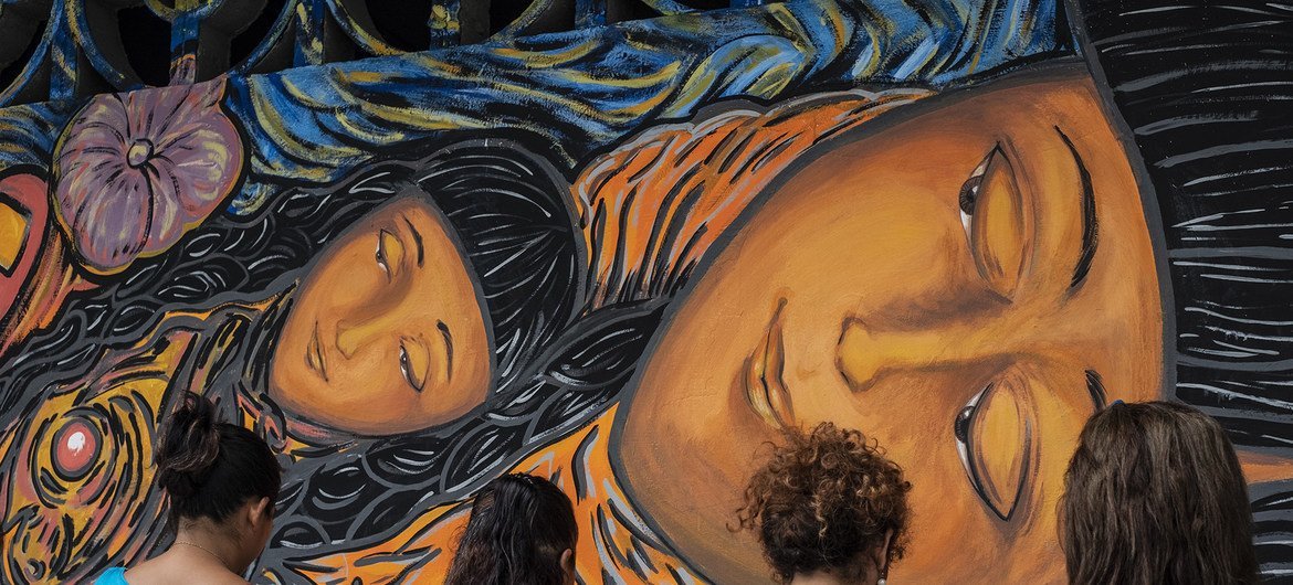 Una veintena de mujeres centroamericanas que buscan asilo pintaron un mural contra la violencia de género en la ciudad mexicana de Tapachula.