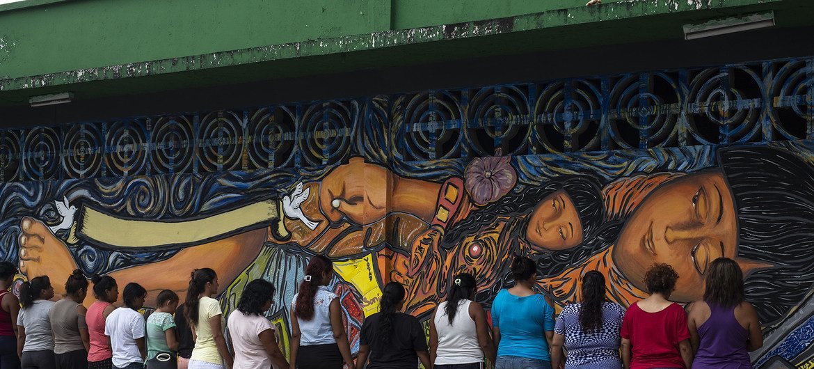 Mujeres centroamericanas que han pedido asilo en México pintan un mural en Tapachula. 