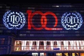La sede de la Organización Internacional del Trabajo (OIT) se ilumina para comenzar la celebración de los cien años de la institución. 