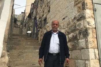 أرشيف: محمد الصباغ يقف أمام منزله في حي الشيخ جراح في القدس الشرقية. أسرة الصباغ من اللاجئين الفلسطينيين الذين تعود أصولهم إلى مدينة يافا، واستقرت الأسرة في حي الشيخ جراح مع 27 أسرة أخرى.