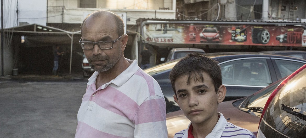 叙利亚男孩扎因(Zain Al-Rafei)在黎巴嫩电影纳迪·拉巴基(Nadine Labaki)中饰演主角。图为他与他的父亲在贝鲁特等待被重新安置在挪威。