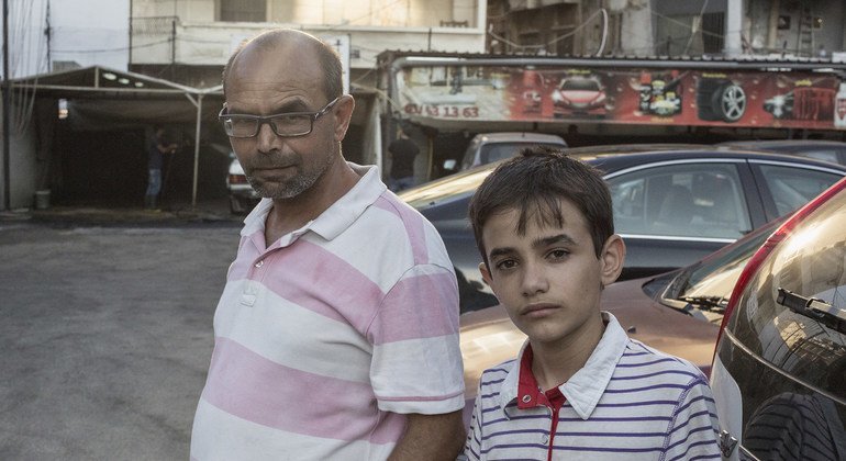 叙利亚男孩扎因(Zain Al-Rafei)在黎巴嫩电影纳迪·拉巴基(Nadine Labaki)中饰演主角。图为他与他的父亲在贝鲁特等待被重新安置在挪威。