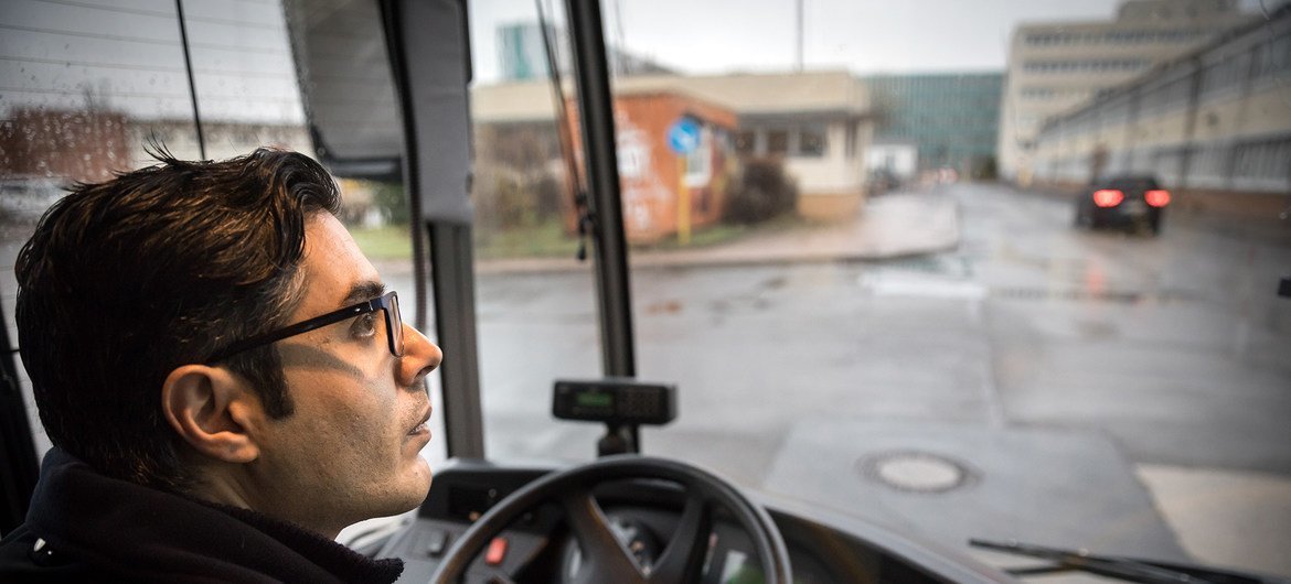 Un refugiado sirio ahora conduce autobuses en Berlín, Alemania, el país donde ha sido reasentado. 