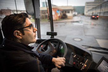 محمد السيد لاجئ سوري يقود حياة جديدة كسائق حافلة في برلين، ألمانيا.
