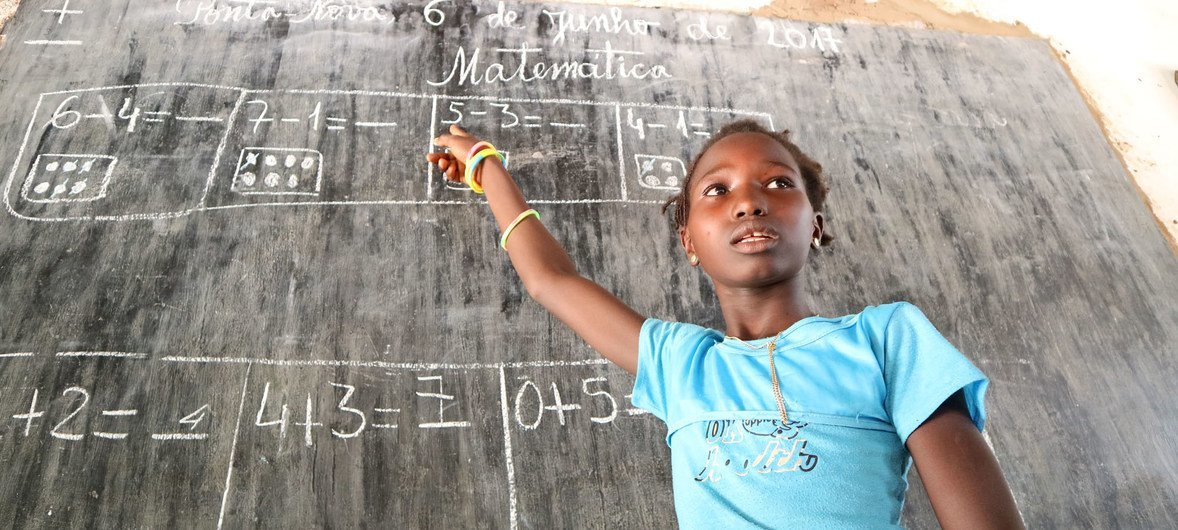 गिनी-बिसाऊ के पोन्टा नोवा गांव में आठ साल की एक बच्ची अपने स्कूल में.