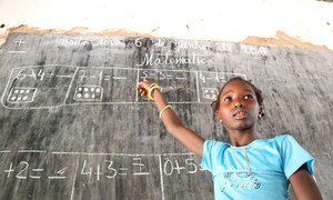 une fille agée de huit ans fréquente la deuxième année primaire dans l'école du village de Ponta Nova, en Guinée-Bissau.