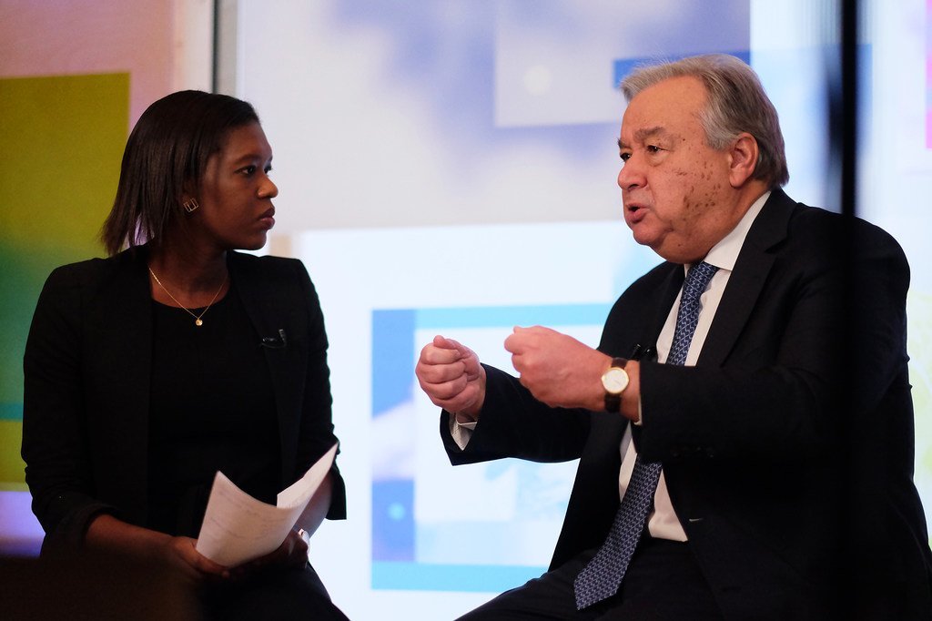 Le Secrétaire général de l'ONU, António Guterres (à droite), interviewé sur Facebook en direct par la journaliste Eshe Nelson lors du Forum économique mondial de Davos, en Suisse, le 24 janvier 2019.