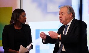 Le Secrétaire général de l'ONU, António Guterres (à droite), interviewé sur Facebook en direct par la journaliste Eshe Nelson lors du Forum économique mondial de Davos, en Suisse, le 24 janvier 2019.