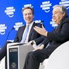 2019年1月24日，联合国秘书长安东尼奥·古特雷斯( 右)在瑞士达沃斯世界经济论坛上与论坛主席博奇·布兰德一起在讲台上。