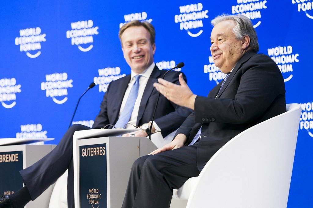 2019年1月24日，联合国秘书长安东尼奥·古特雷斯( 右)在瑞士达沃斯世界经济论坛上与论坛主席博奇·布兰德一起在讲台上。