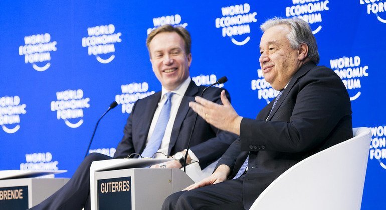 El Secretario General de las Naciones Unidas, António Guterres (dcha.), y el Presidente dell Foro Económico Mundial, Børge Brende, en Davos, Suiza, el 24 de enero de 2019.