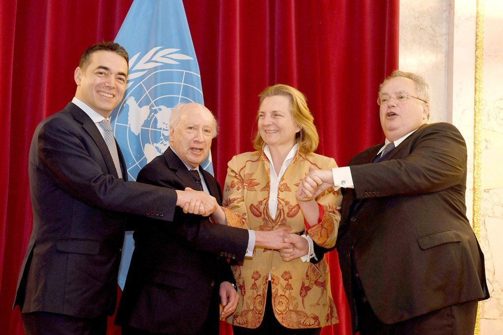 A Vienne le 30 mars 2018, la Ministre autrichienne des affaires étrangères Karien Kneissl reçoit ses homologues de l'ex-République Yougoslave de Macédoine, Nikola Dimitrov, et de Grèce, Mikos Kotzias, avec l'envoyé de l'ONU, Matthew Nimetz.