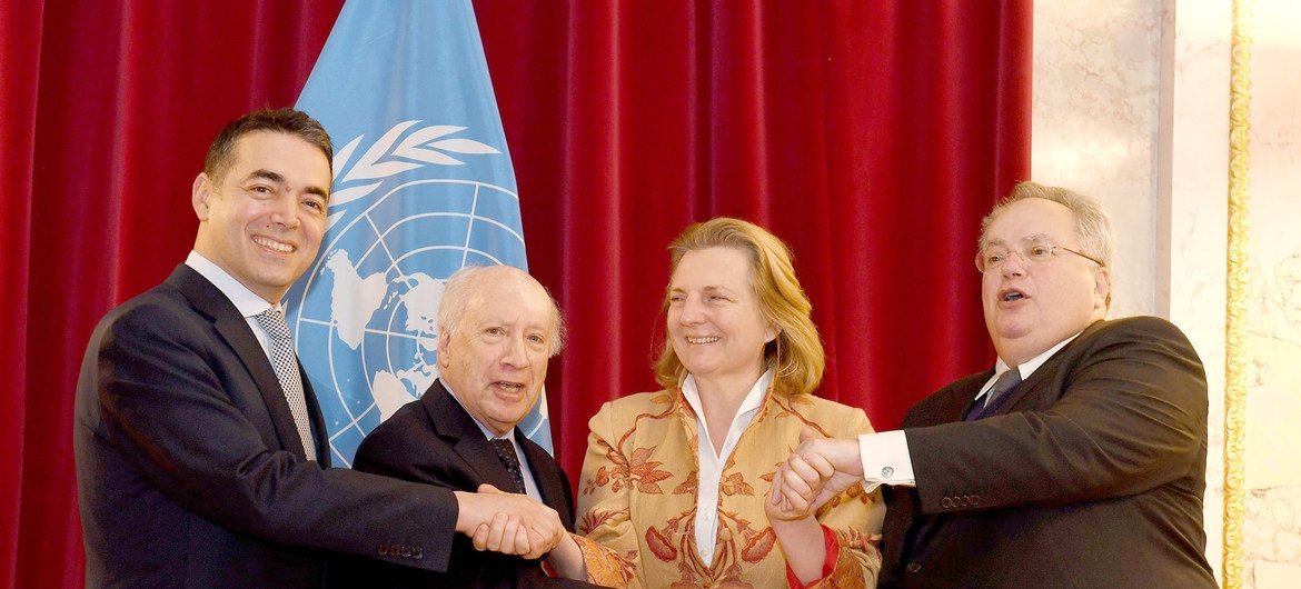 المبعوث الخاص للأمم المتحدة ماثيو نيمينتز خلال استقبال وزيرة خارجية  النمسا كارين كنايسل نظيريها من اليونان وجمهورية مقدونيا اليوغسلافية السابقة - 30 آذار/مارس 2018.