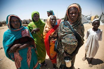 18 Machi 2014. Saraf Omra: Kikundi cha wanawake katika makazi mapya ya watu waliohamishwa karibu na makao ya UNAMID Saraf Omra, North Darfur.