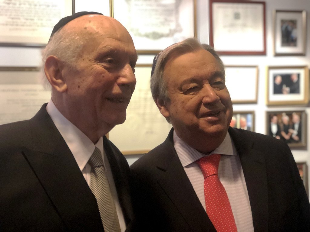 联合国秘书长古特雷斯(右)与纽约市公园东犹太教堂的拉比亚瑟·施奈尔一起出席了“缅怀大屠杀受难者国际纪念日"活动。2019年1月26日