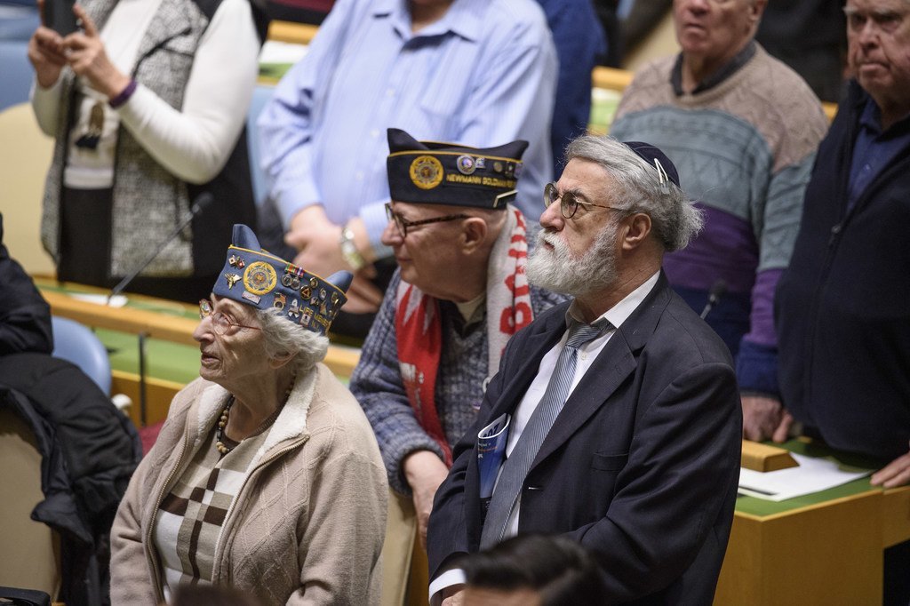 Des participants à la cérémonie du souvenir de l'Holocauste au siège de l'ONU en janvier 2019.