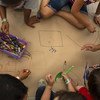 Niños centroamericanos esperan a que se tramiten sus visas humanitarias mientras dibujan en un centro de UNICEF en la frontera entre Mexico y Guatemala