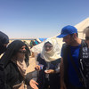 إليزابيث هوف، ممثلة منظمة الصحة العالمية في سوريا(يمين) خلال زيارة لأحد مخيمات النزوح في الحسكة.