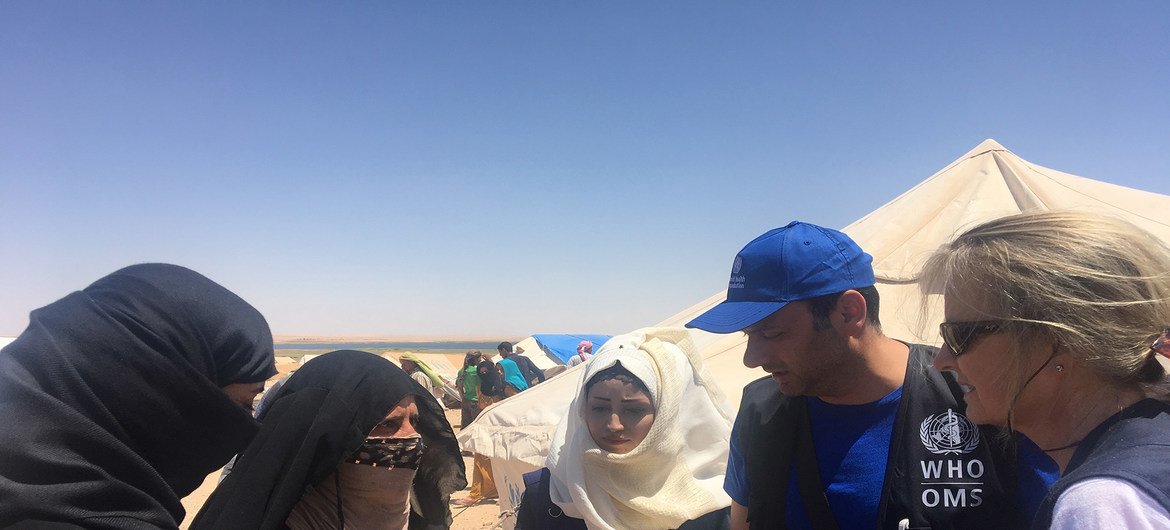 إليزابيث هوف، ممثلة منظمة الصحة العالمية في سوريا(يمين) خلال زيارة لأحد مخيمات النزوح في الحسكة.