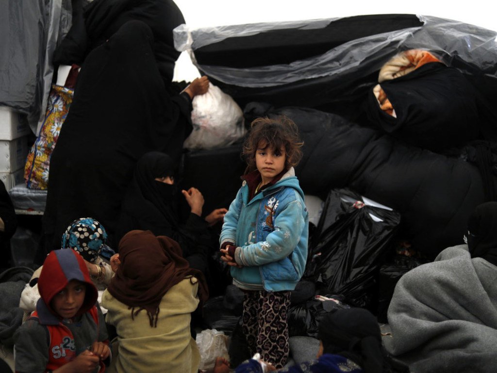 当流离失所家庭抵达叙利亚霍尔难民营的接待区时，儿基金立即为他们提供了急需的健康和营养服务。