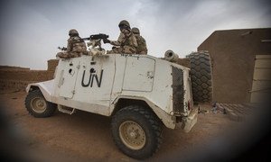 حفظة سلام تشاديون تابعون للأمم المتحدة يقومون بأعمال الدورية في كيدال في مالي. (ديسمبر كانون الأول 2016)