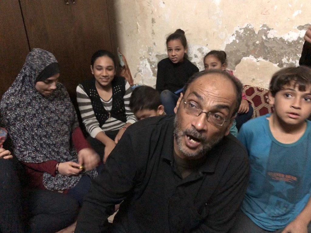 عاطف النمنم وأسرته في منزله في مخيم الشاطئ للاجئي فلسطين في غزة.