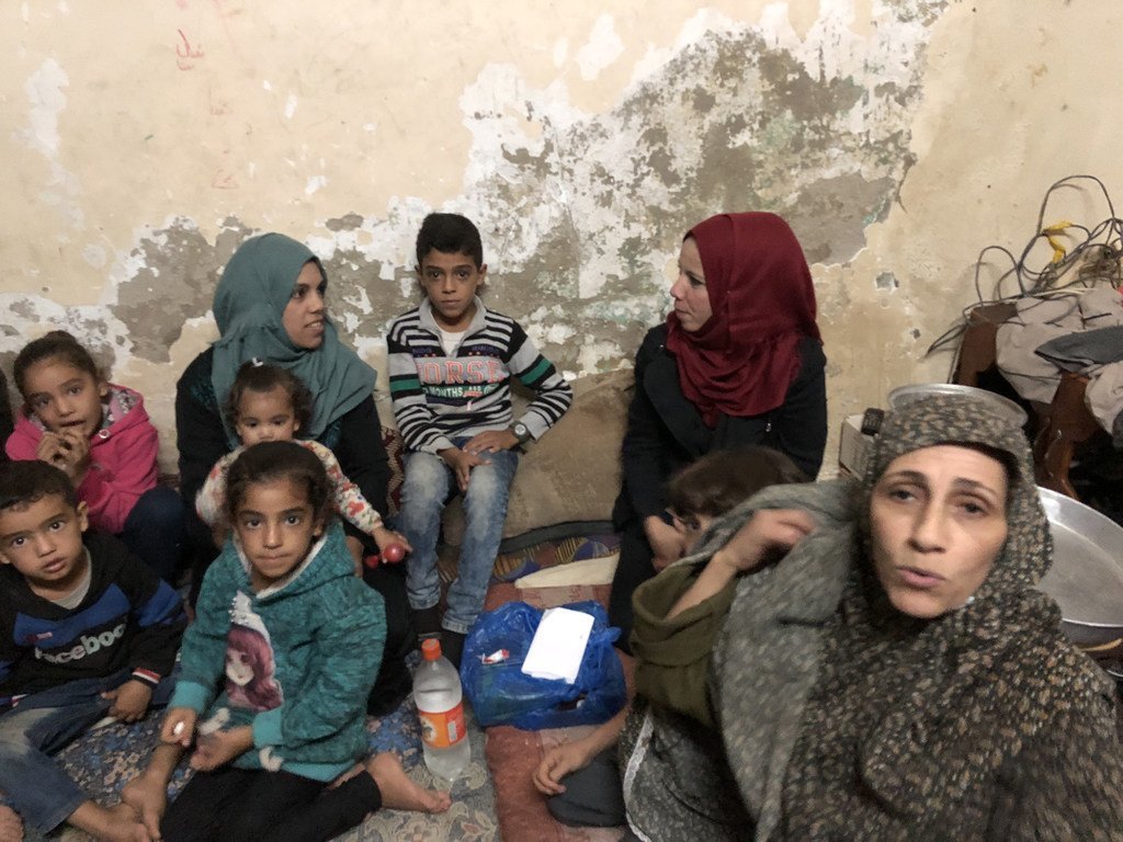 Om Ehab, à droite, avec ses soeurs et enfants dans sa maison dans un camp de réfugiés palestiniens à Gaza.