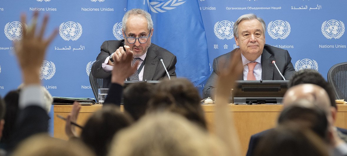 联合国秘书长古特雷斯（右）与发言人杜加里克在联合国纽约总部举行的记者会上。