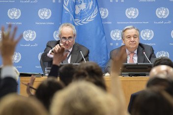联合国秘书长古特雷斯（右）与发言人杜加里克在联合国纽约总部举行的记者会上。