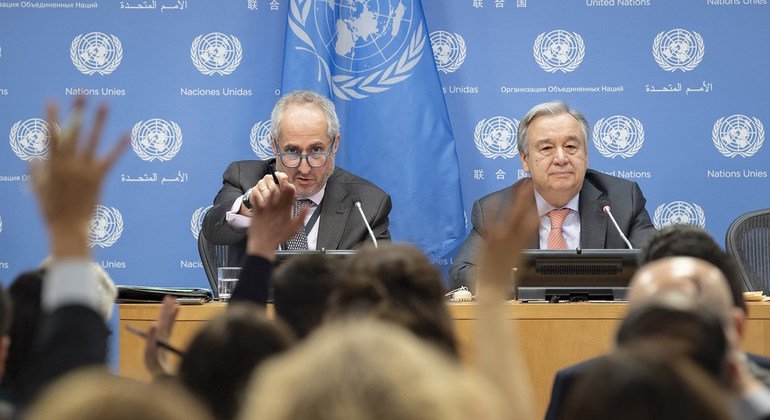 Rueda de prensa del Secretario General, António Guterres, (a la derecha) con su portavoz,  Stéphane Dujarric.