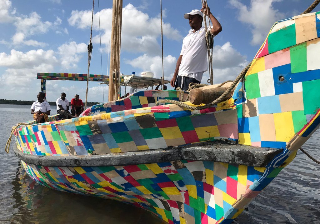 世界绝无仅有的用废旧塑料制成的帆船“拖鞋号”。