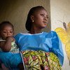 刚果民主共和国东部，贝尼市一家由联合国儿童基金会支持的托儿所内，一名埃博拉幸存者正抱着自己六个月大的儿子。