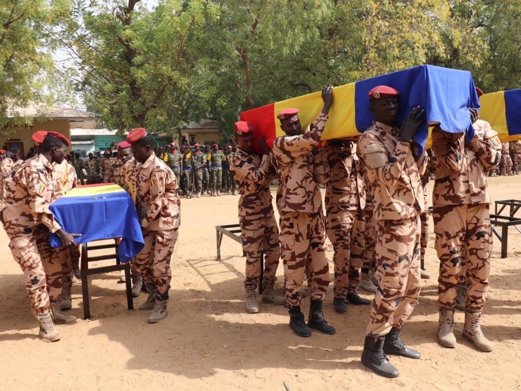 Cérémonie à N'Djamena en l'honneur des 10 soldats de la paix tchadiens tués le 20 janvier lors d'un attentat terroriste dans le nord du Mali.