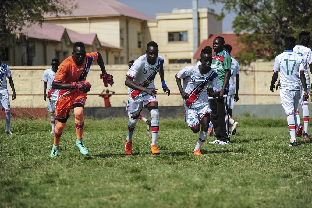 2019年，在首都朱巴的一场比赛中，南苏丹23岁以下青年足球队在激烈的争霸赛中展开了争夺，同时也与球迷分享了和平与团结的信息。
