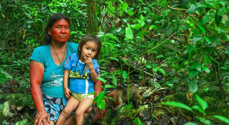 पेरू के वनों में एक आदिवासी महिला अपनी बच्ची के साथ.