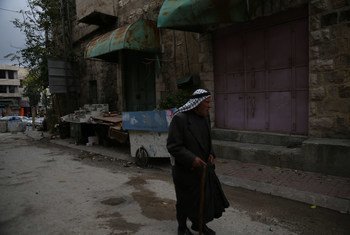一名巴勒斯坦平民走在约旦河西岸的希伯恩地区。