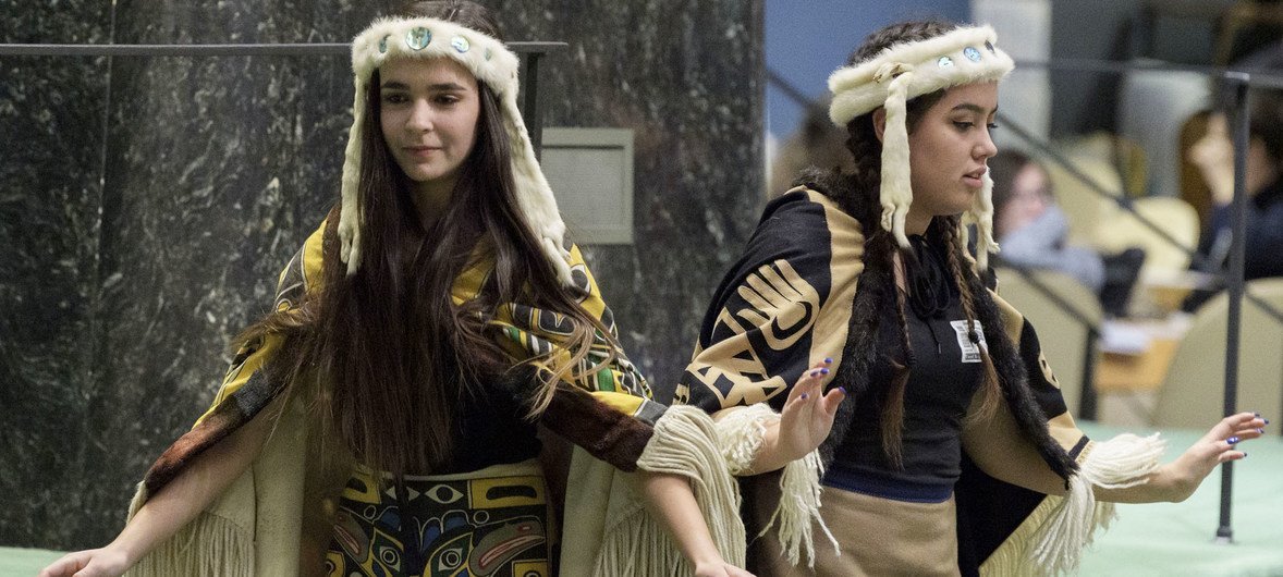 加拿大原住民夸夸嘉夸族的舞蹈演员在启动土著语言国际年的高级别活动上进行文化表演。