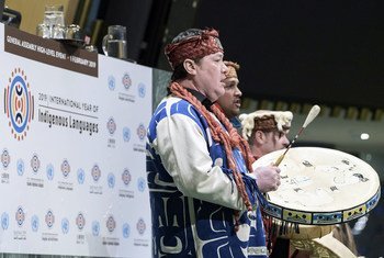Spectacle culturel par les danseurs du Kwakwaka lors du lancement de l'Année internationale des langues autochtones à l'ONU