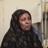 اللاجئة السودانية حواء داوود  تتحدث مع مسؤولي الأمم المتحدة في مركز عبور الطوارئ في تيميشوارا ، رومانيا. الأرملة  البالغة من العمر 51 عاما هي في الأصل من دارفور ، وقد تم إجلاؤها مع  أحفادها وابنها الذي يأمل في إنهاء دراسته الطبية في النرويج.