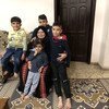 سلوى جميل أبو غبن، 53 عاما، مع أحفادها في منزلها في قطاع غزة. رحلة علاج السيدة سلوى من مرض السرطان، شاقة نتيجة الإغلاق المفروض من إسرائيل على غزة وما نتج عن ذلك من ضعف الإمكانيات الطبية في القطاع.