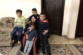 سلوى جميل أبو غبن، 53 عاما، مع أحفادها في منزلها في قطاع غزة. رحلة علاج السيدة سلوى من مرض السرطان، شاقة نتيجة الإغلاق المفروض من إسرائيل على غزة وما نتج عن ذلك من ضعف الإمكانيات الطبية في القطاع.
