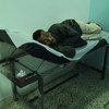 一名感染肺结核的苏丹难民躺在病床上等待治疗，该卫生机构位于的黎波里郊区，由难民署提供支持。