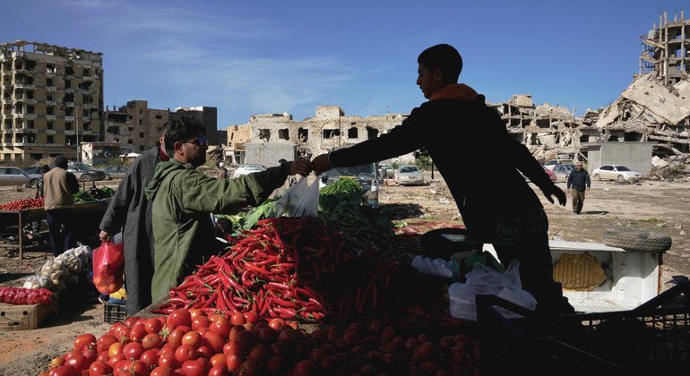 Цены на продукты в Ливии взлетели. В среднем ливийцы тратят на пропитание 53 процента имеющихся у них средств.